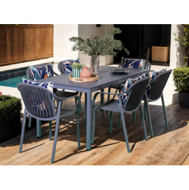 Dining table with PP top and black powder-coated metal legs